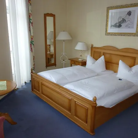 מלון Schloss Schweinsburg 4*